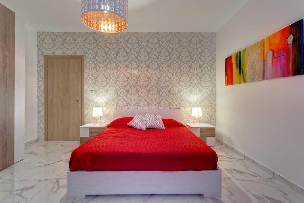 Marvellous 2 Bedroom Apartment by the Sea 2