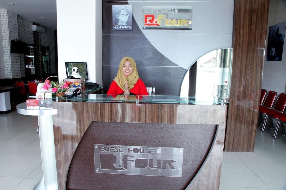 R Four Hotel by Oyo Rooms 2