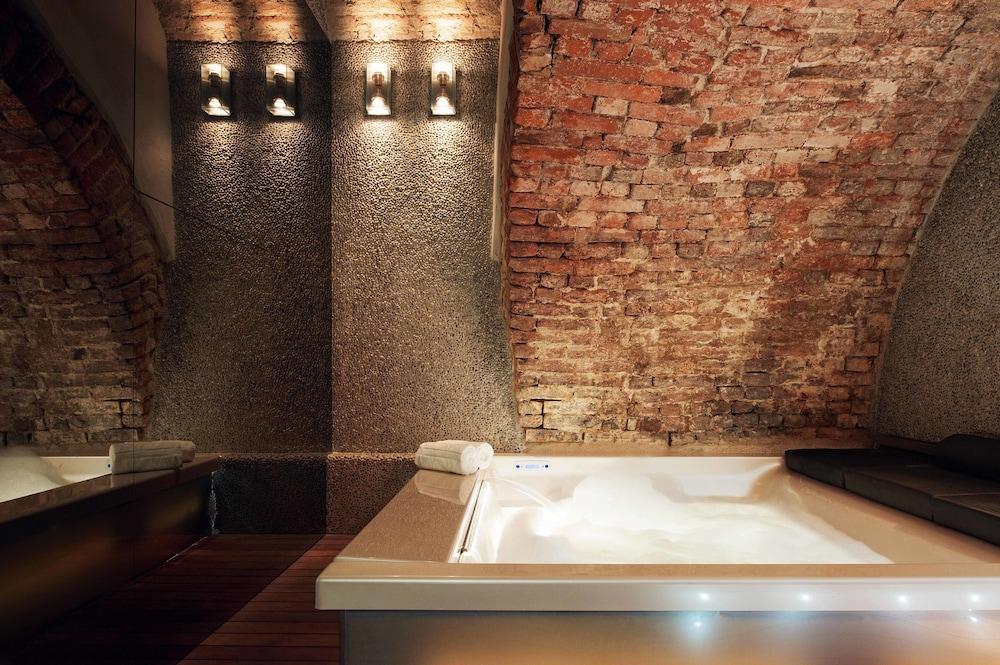 Unique 4 Bedroom Apartment Near Duomo 2