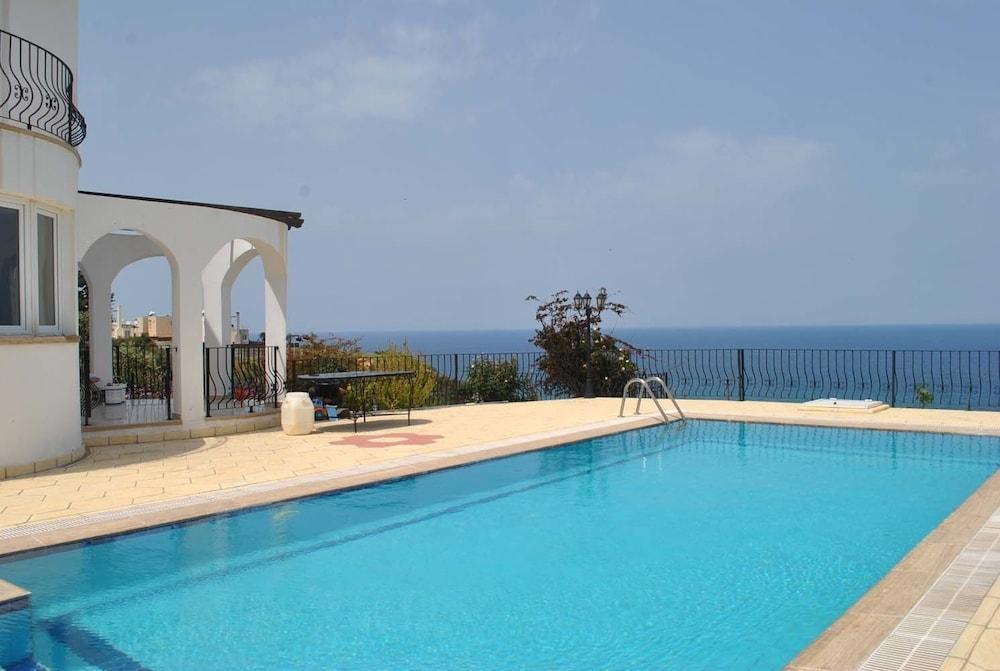 Villa Bueno by Amy Villas