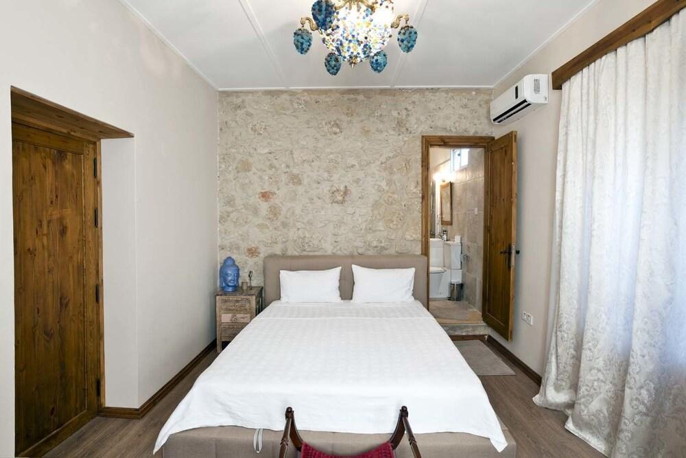 Villa Stone House by Amy Villas 2