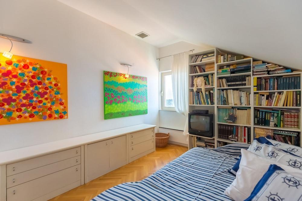 Hedera Estate, Hedera A14 2