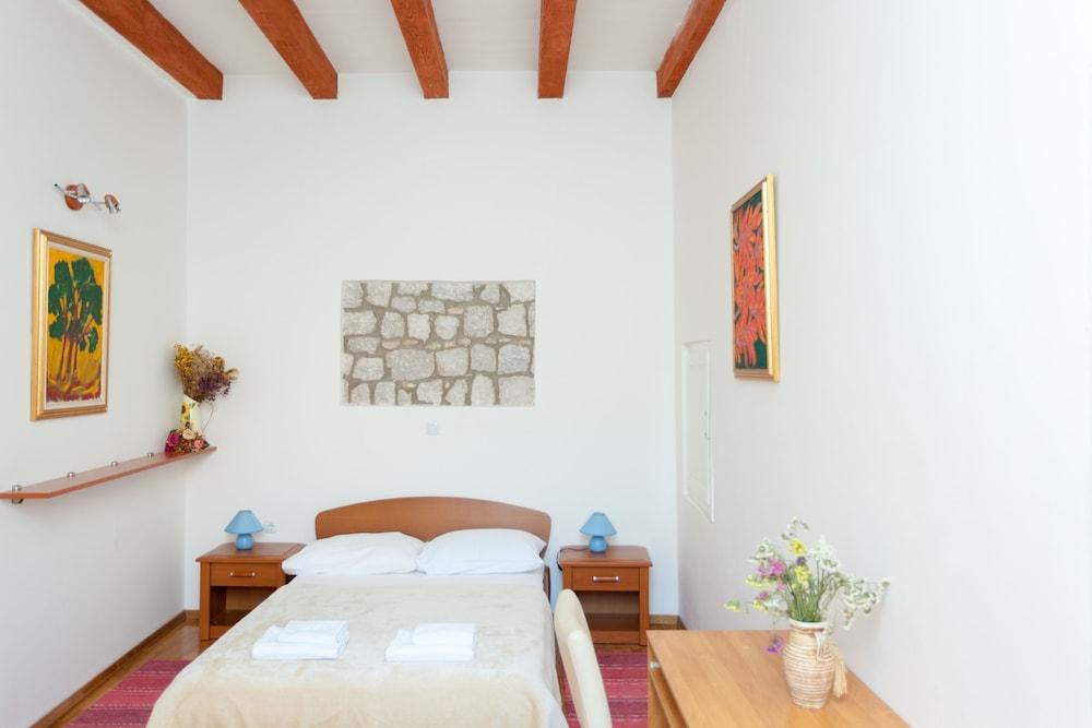 Hedera Estate, Hedera A34 1