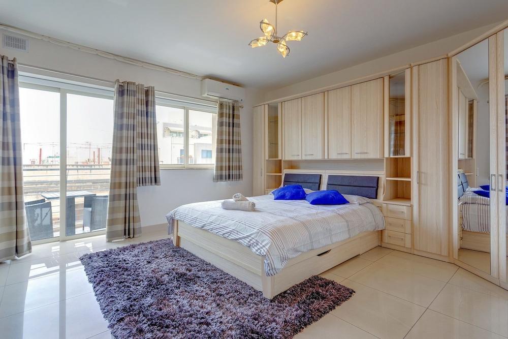 Centric And Spacious Apartment with Wifi And Balcony 1