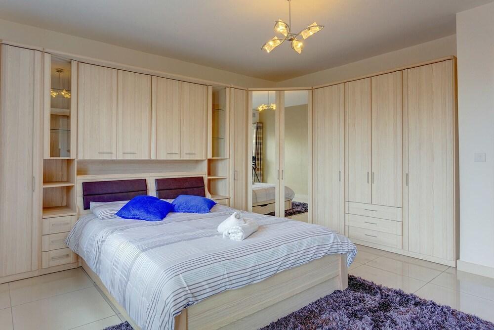 Centric And Spacious Apartment with Wifi And Balcony 2