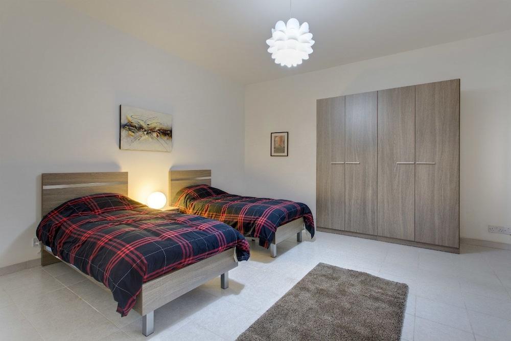 Seafront Apartment, Marvelous Views Gr8 Location 1