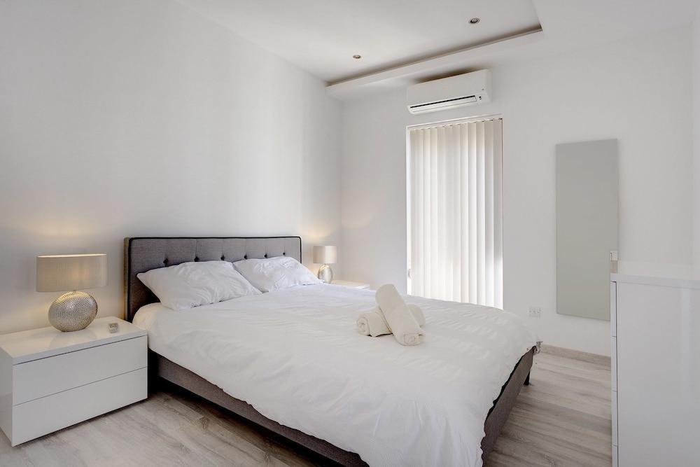 Splendid Apartment, Steps Away From the Sea 1