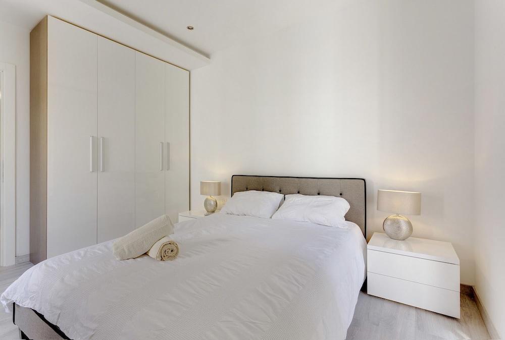 Splendid Apartment, Steps Away From the Sea 2