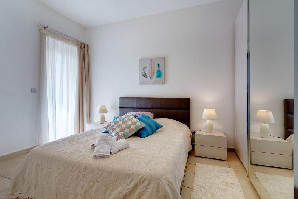 Seafront Lux Apartment Wt Pool, Upmarket Area 1