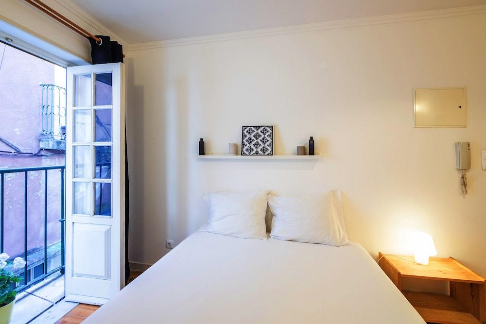 Nomad's Alfama Flats - Typical Street 1