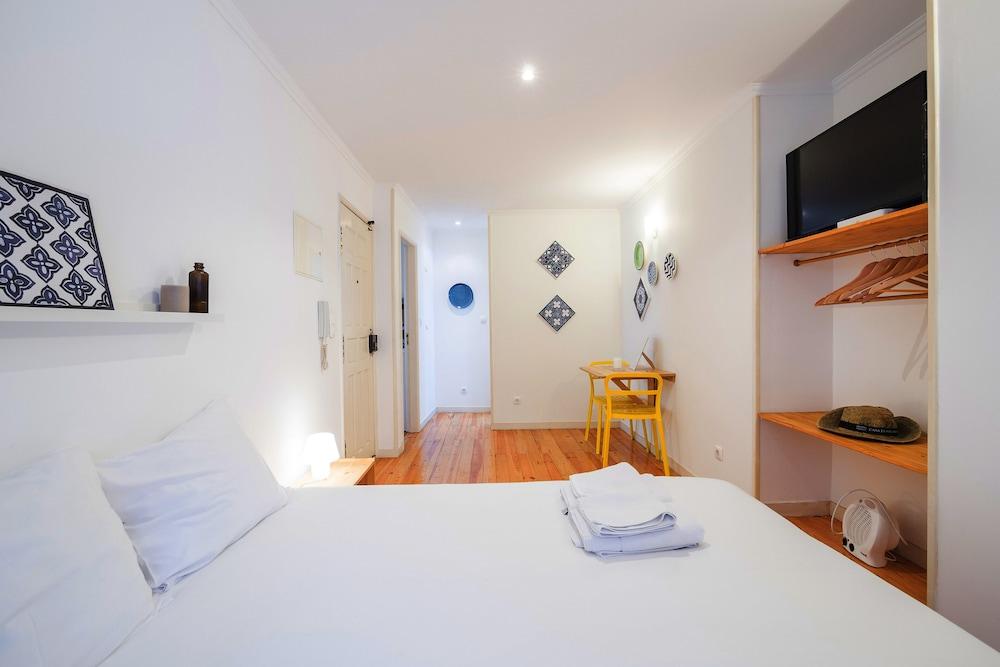 Nomad's Alfama Flats - Typical Street 2