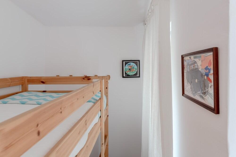 Sunny Apartment with Patio, by Timecooler 2