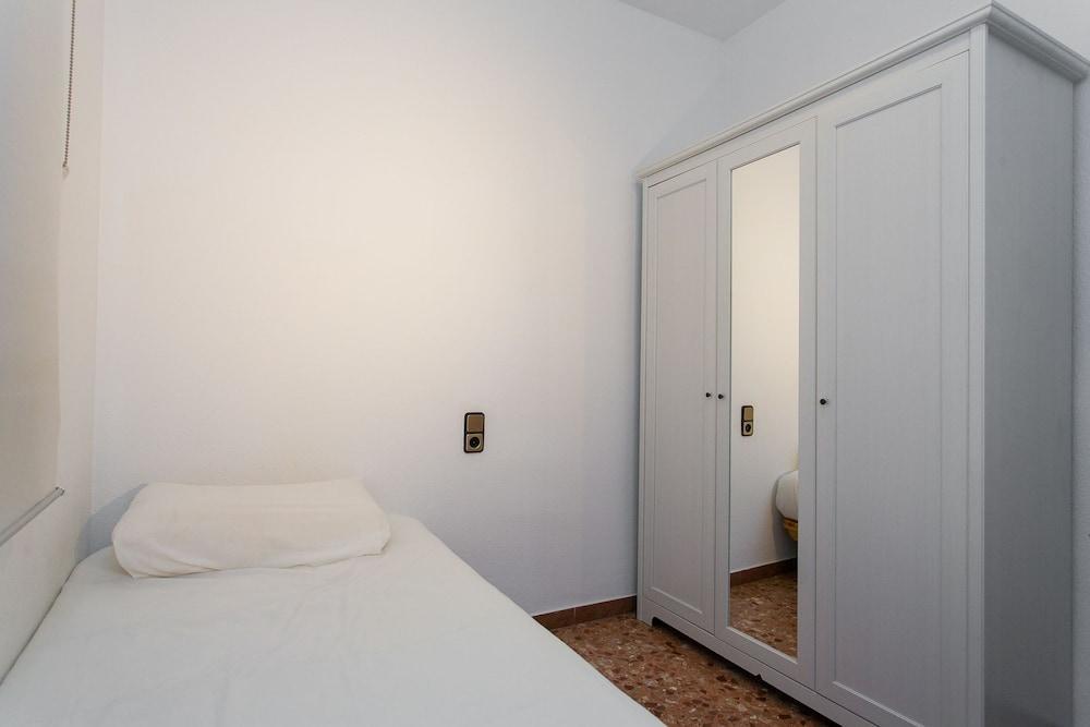 Spacious & Quiet 4 Bedroom Apartment 2