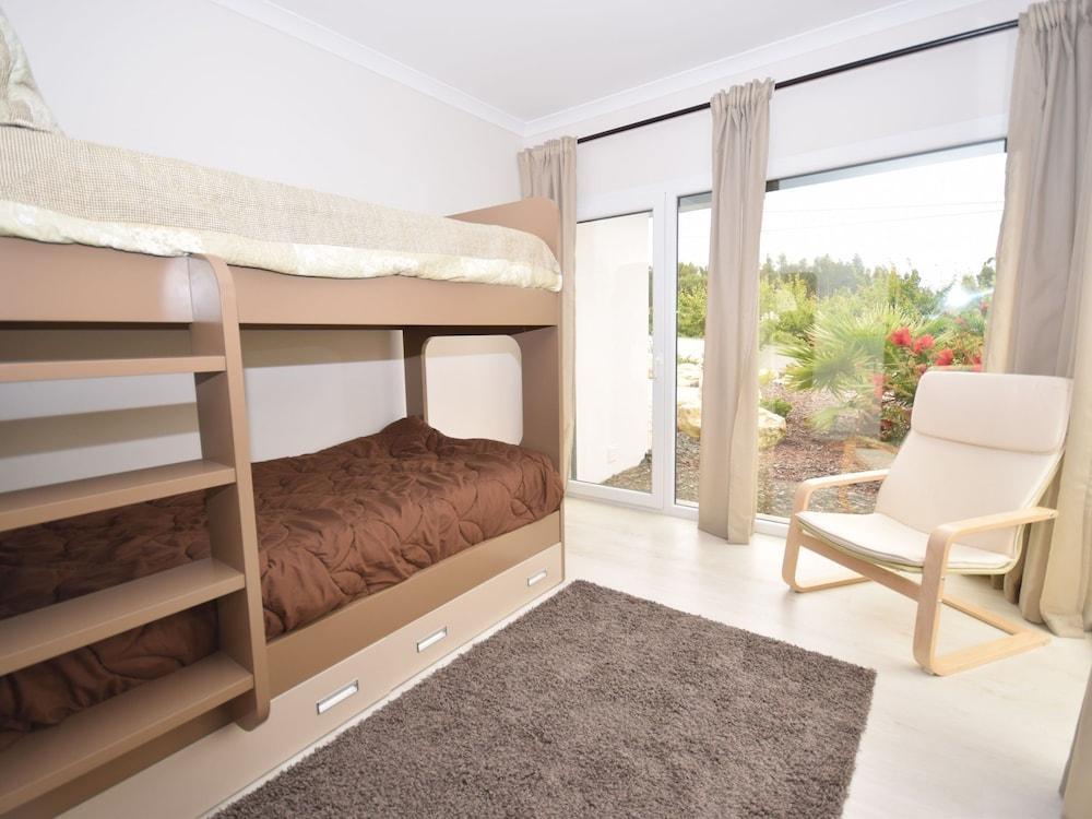 Alluring Villa in Salir de Matos Near Coast