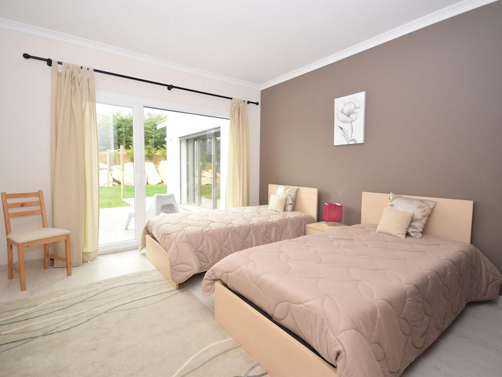 Alluring Villa in Salir de Matos Near Coast 1