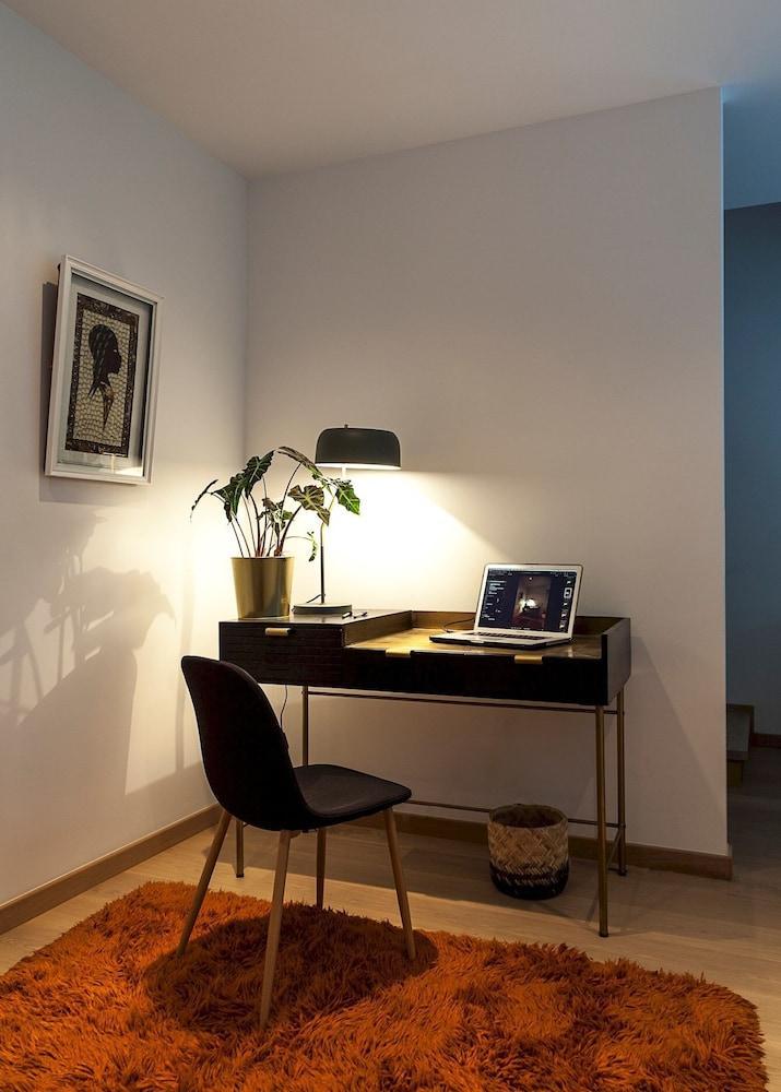 Unit 3 - Modern Smart Home Triplex Private Garden & Parking 1