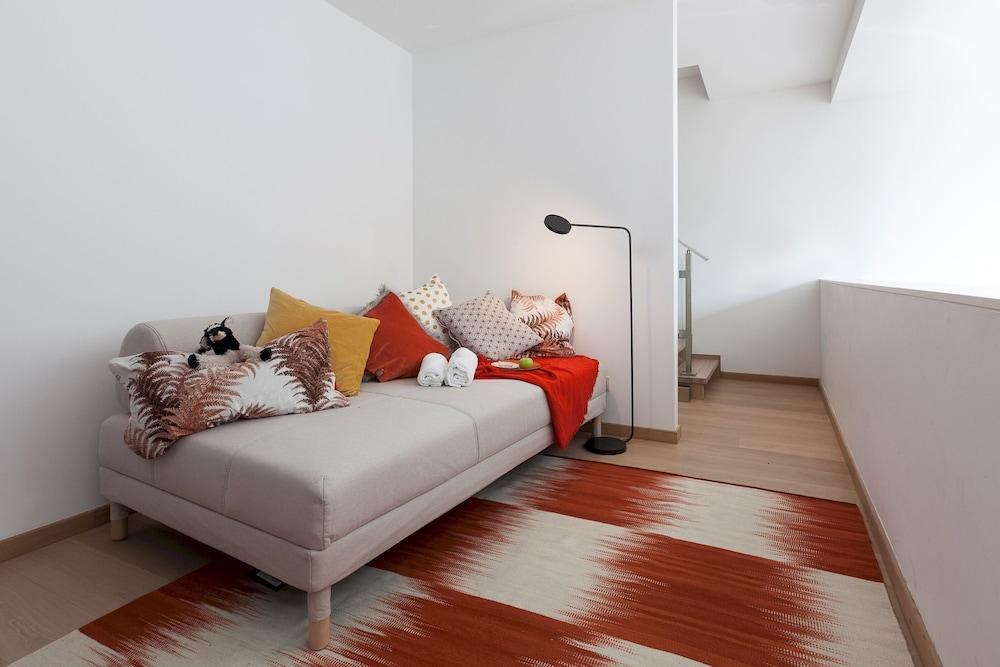 Unit 4 - Spacious Smart Home Triplex Private Garden & Parking 1