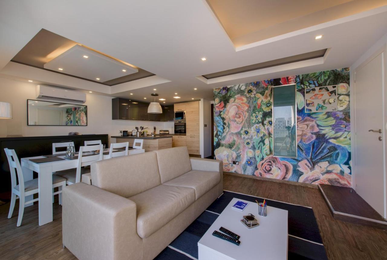 Stylish Seaview Apartment in a Prime Location 2