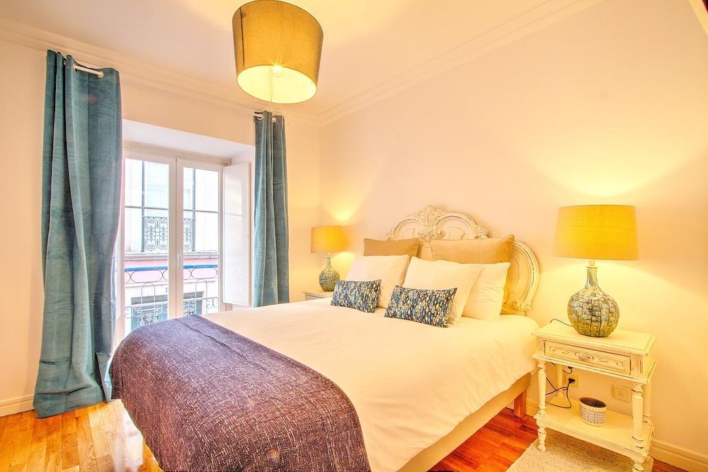 In the Heart of Bairro Alto-Live Like a Local 1