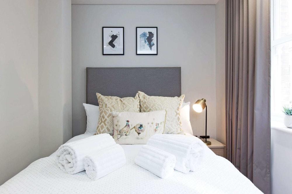 Luxury 2 Bed with Lift AC And Concierge 2