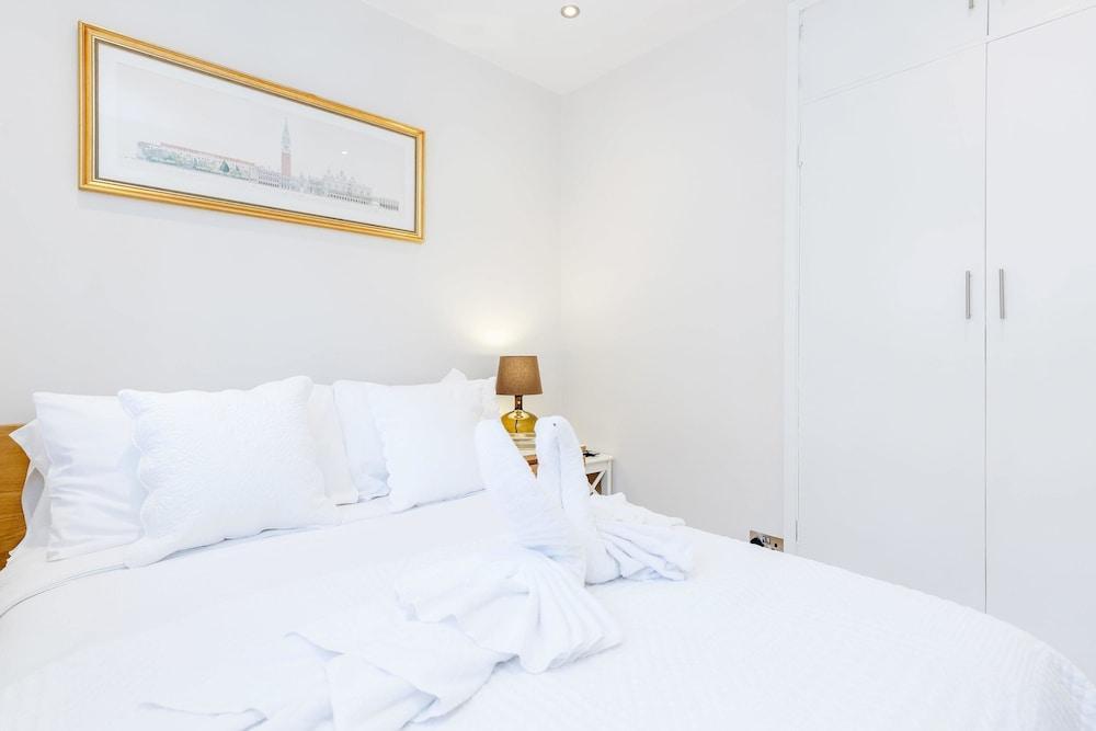 Beautiful House in Heart of Mayfair 1