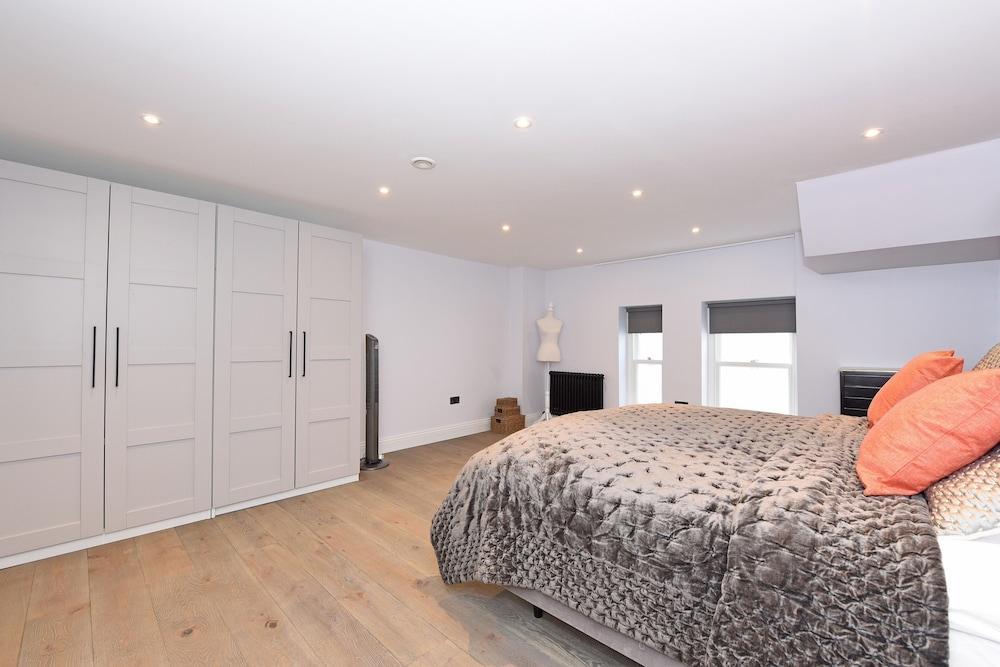 Stylish & Spacious Deluxe Apartments Near Victoria Station 1
