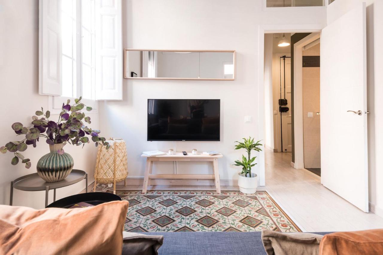 Light, Cozy Terrace And Local Life in Gracia 2