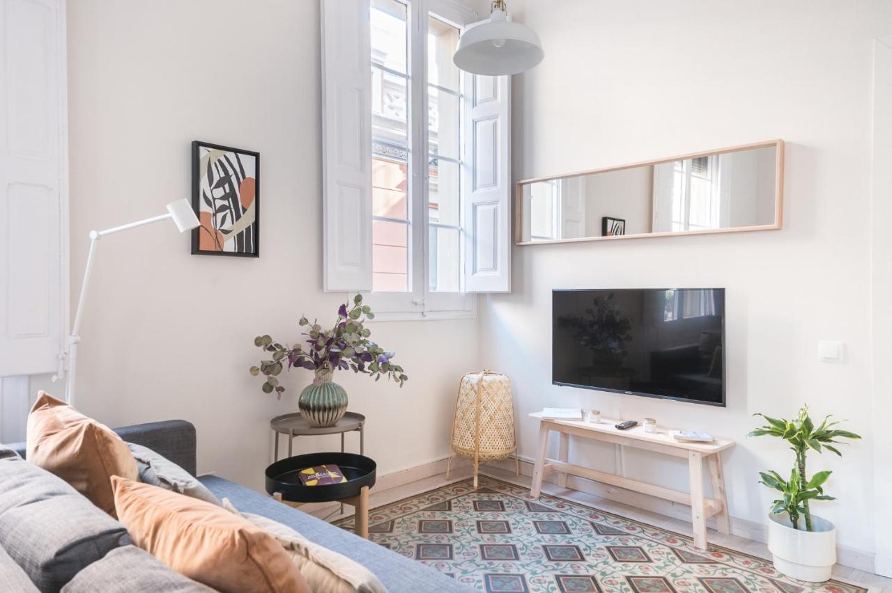 Light, Cozy Terrace And Local Life in Gracia 1