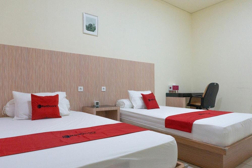 Reddoorz Syariah Near Sultan Muhammad Kaharuddin Airport 2