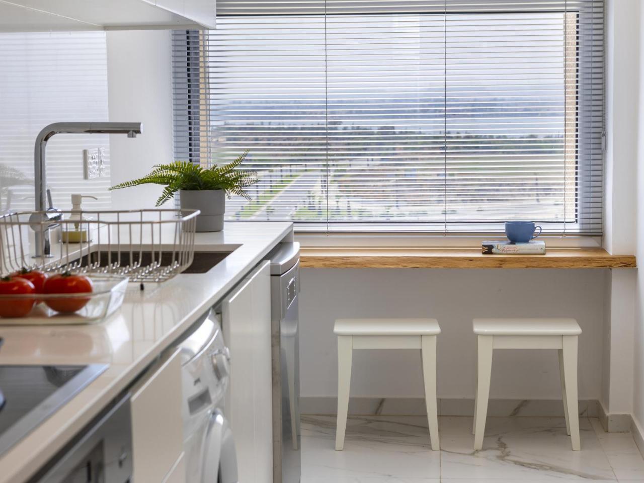 Mackenzie Leo Seafront Suite 2