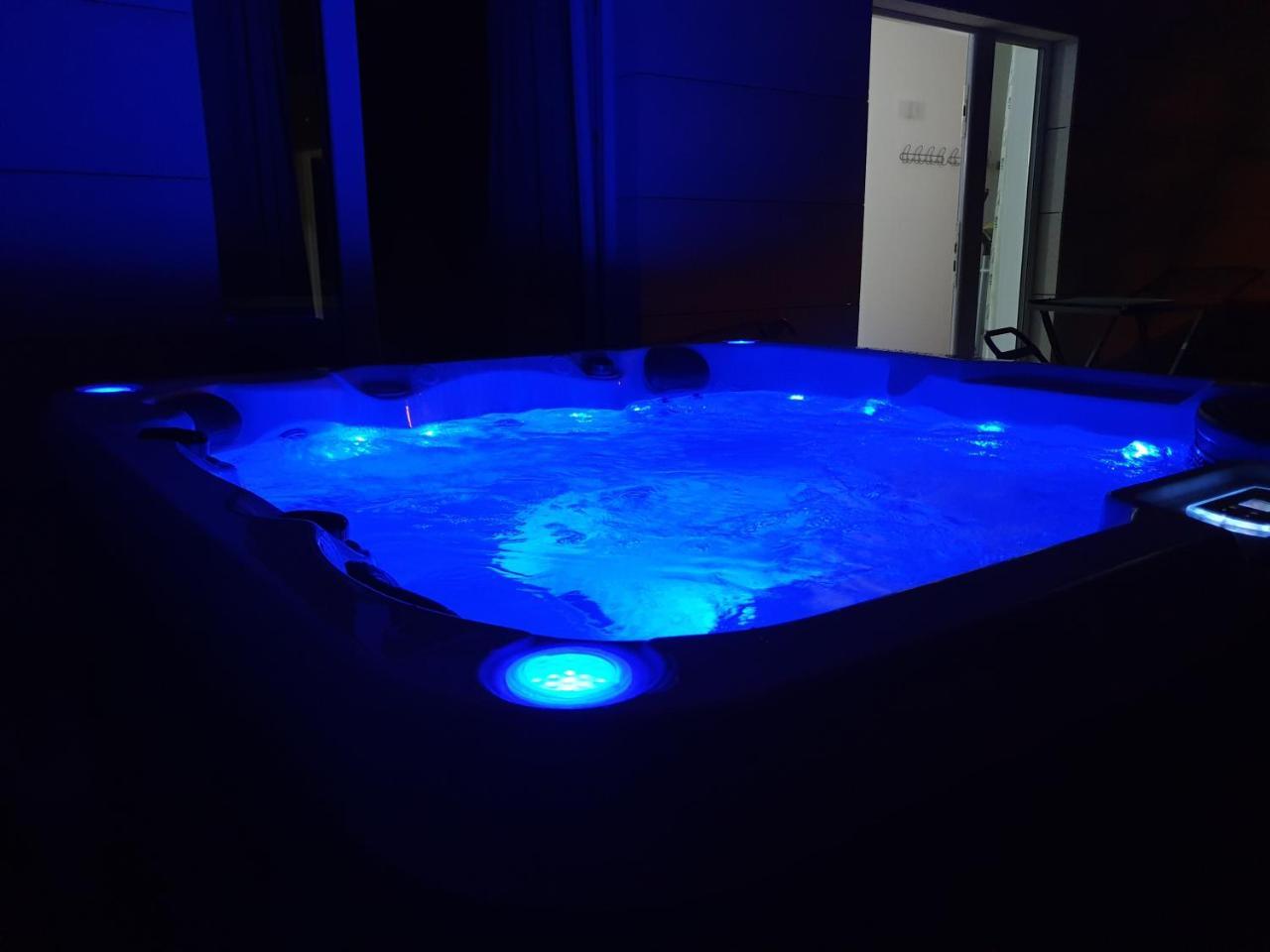 Abelia, Two Terraces, Hot Tub, Free Parking 1