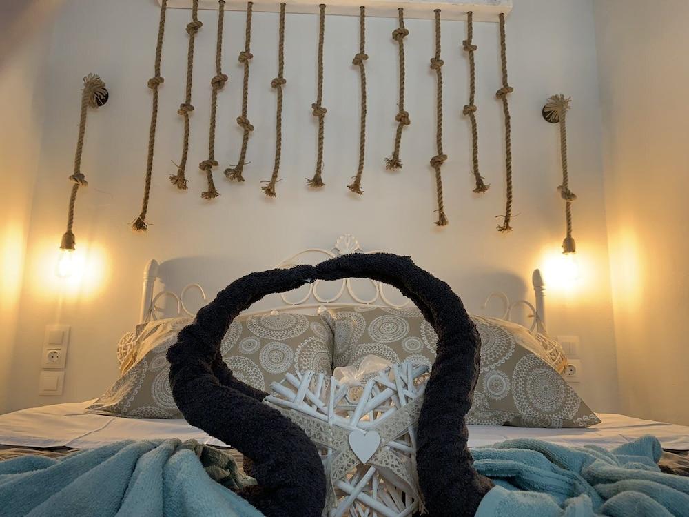 Asera Suites Near Kamari Beach 2