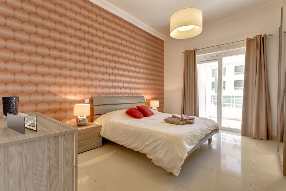 Luxury Apartment in Fort Cambridge with Pool 2