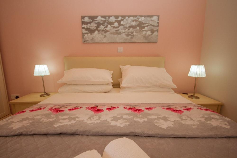 Thyone Uno Bal Cottage