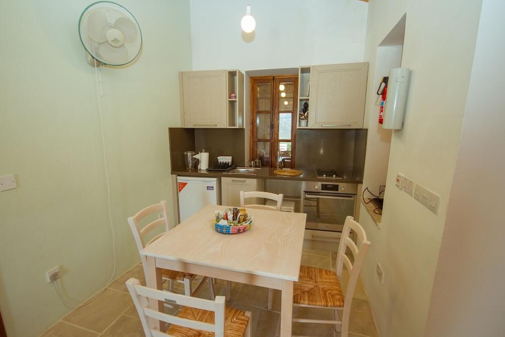 Thyone Uno Bal Cottage 1