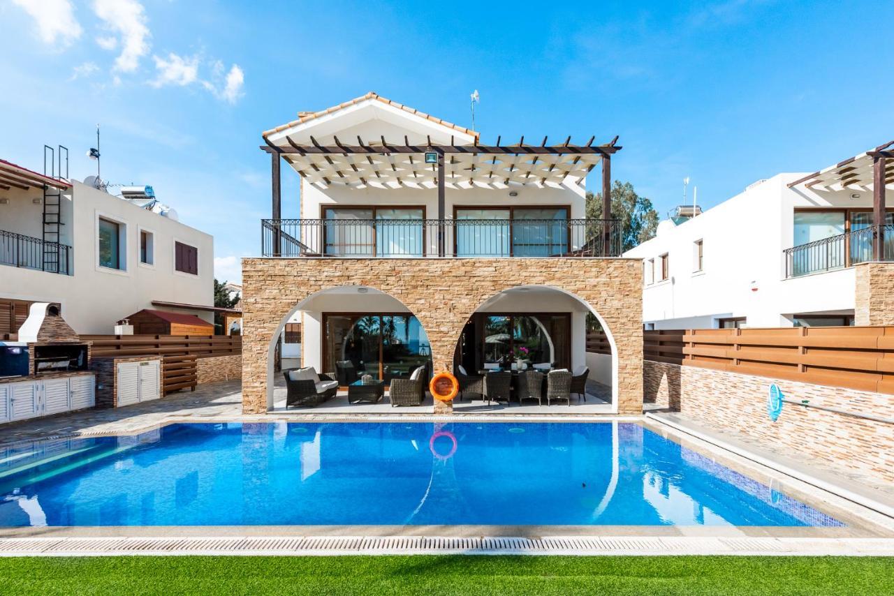 Sea Front Oceanus H2 by Ezoria Villas 2