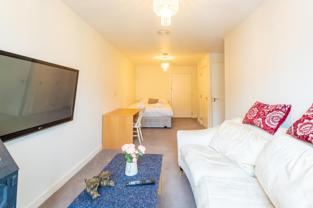 Amazing Modern 2 Bedroom Flat in Greenwich for 4 People 1