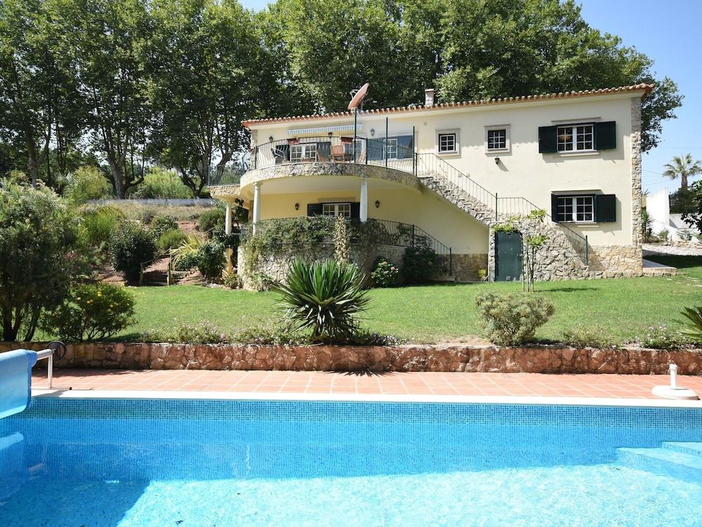 Cozy Villa Near Obidos with Private Swimming Pool