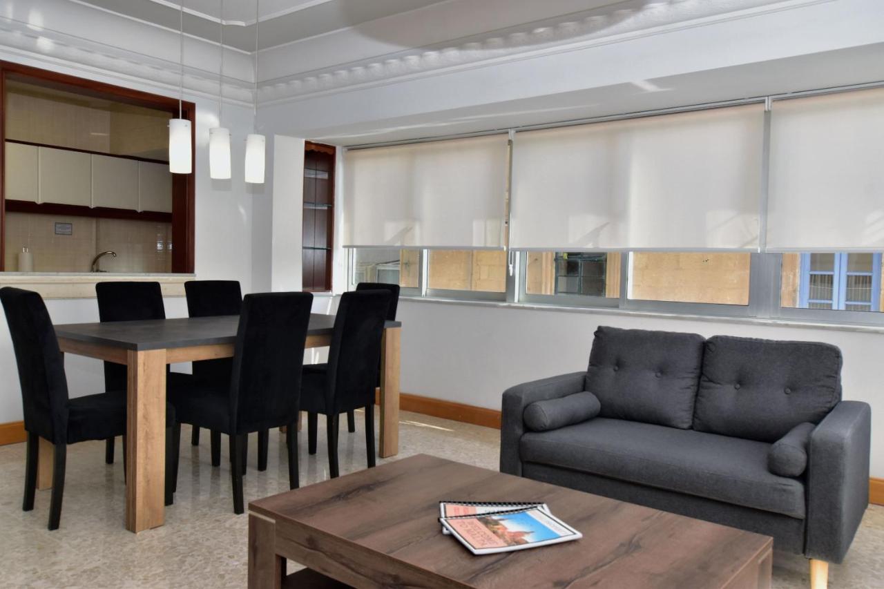 2 Bedroom, Central And Spacious Apartment with Sea View - 2 2