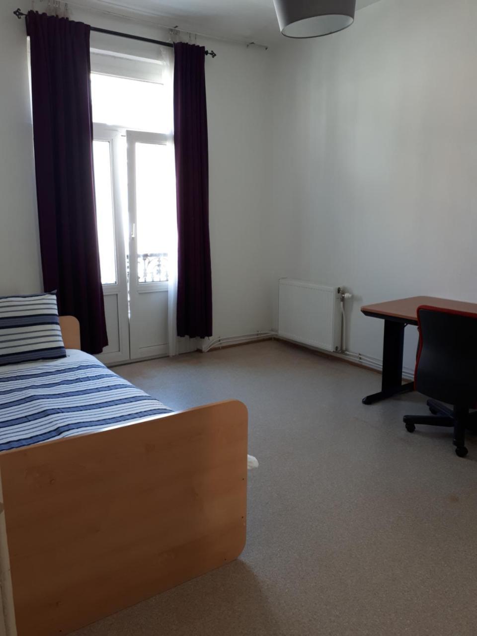 Brussels - Private Room with Balcony Or Terrace - Closely Metro Station 2