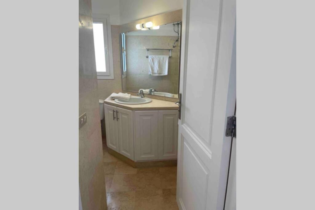 Villa with 5 Bedrooms & 4 Bathrooms - Private Heated Pool 2