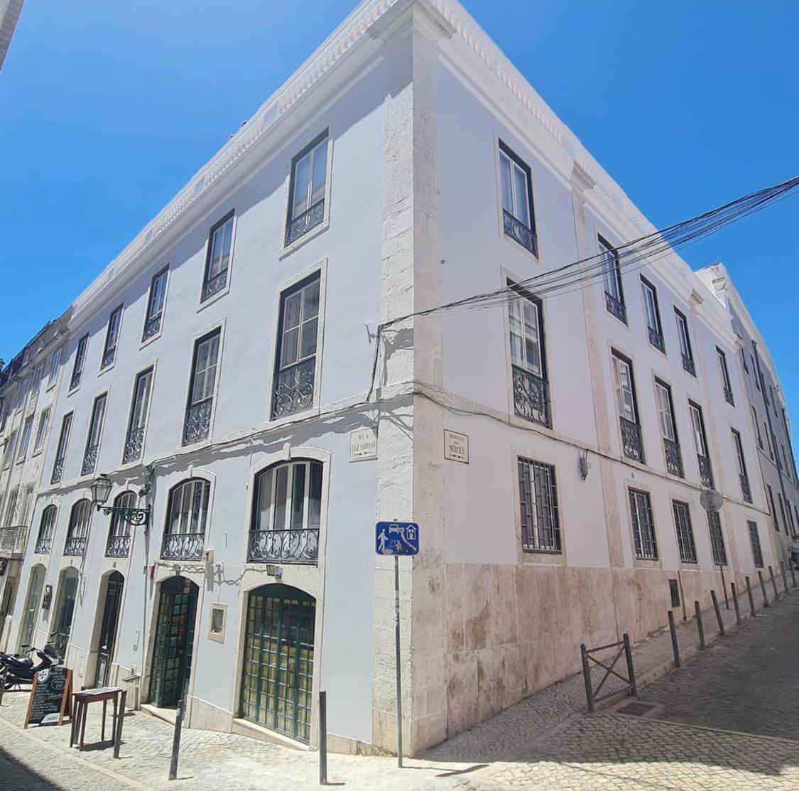Beautiful And Stylish 5br in the Heart of Chiado 2