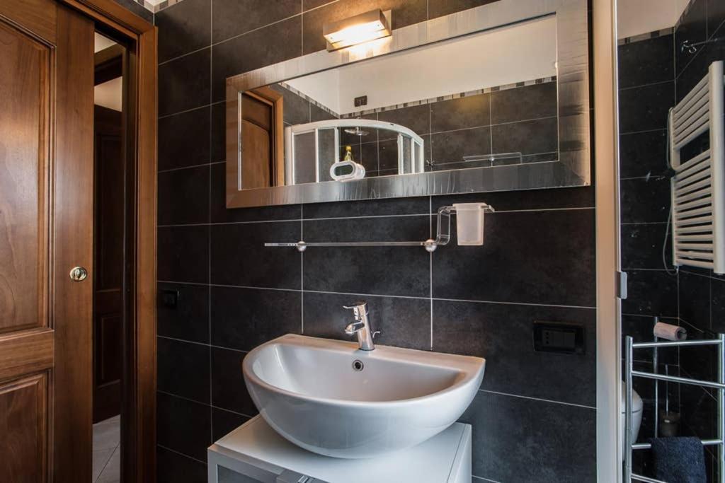 Modern Apartment Giovanni Square Iun Q6922 2