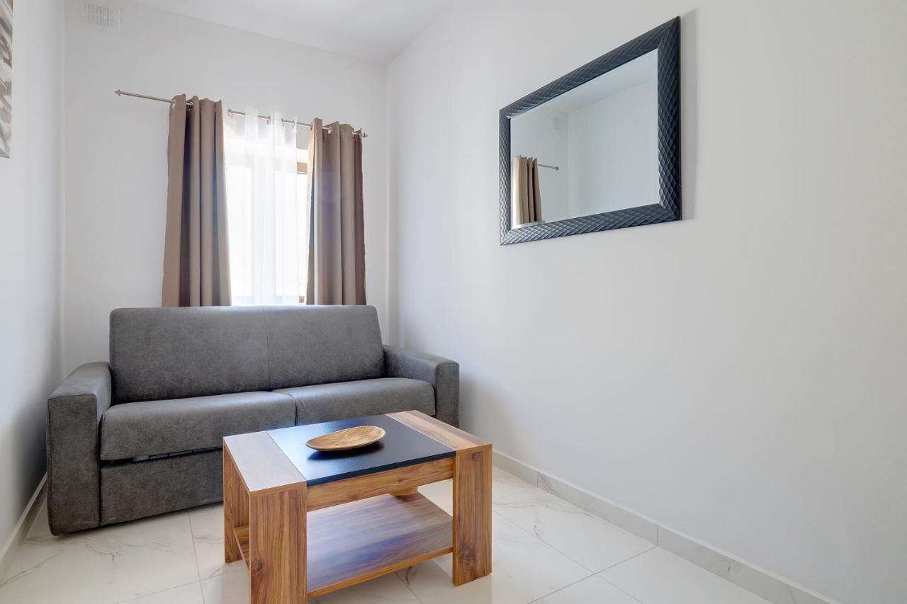 Idyllic Apartment Steps From the Promenade 2