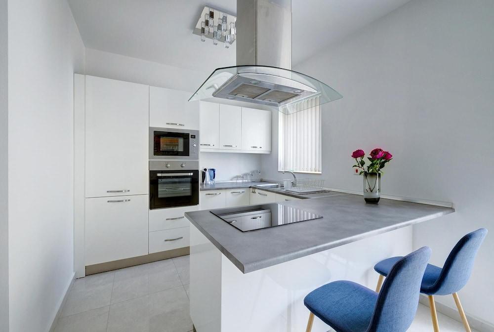 Spacious Apartment Steps To the Promenade