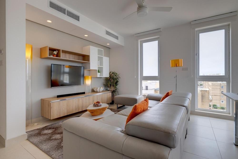 Stunning Apartment in a Central Location with Views 1