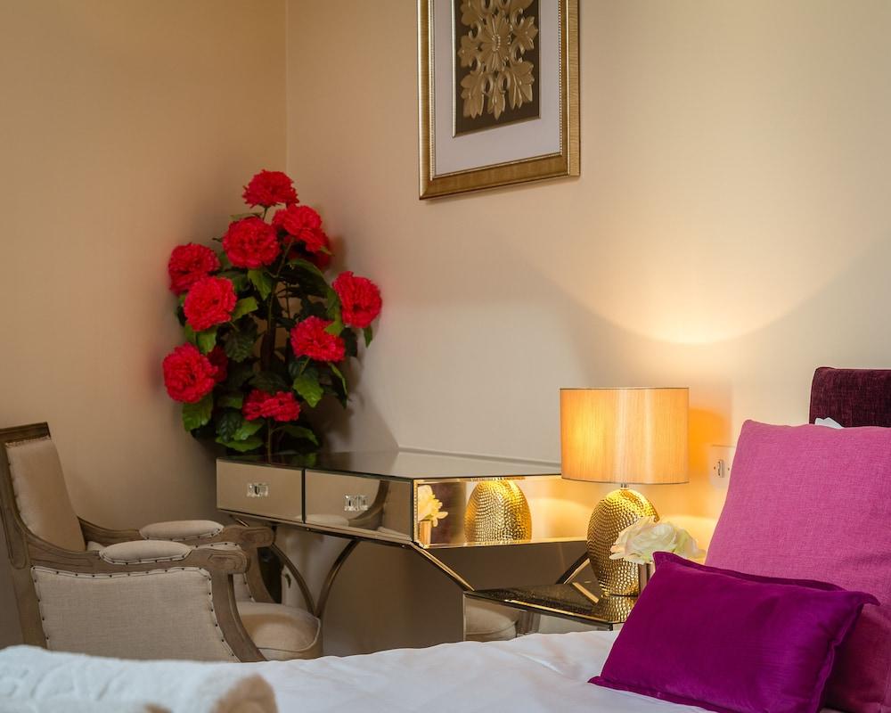 Spacious 2-Bedroom Apartment in Mayfair 2