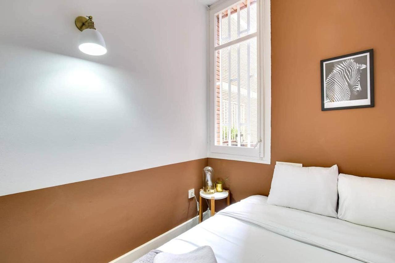 Colorful with Cozy Terrace in Gracia 1