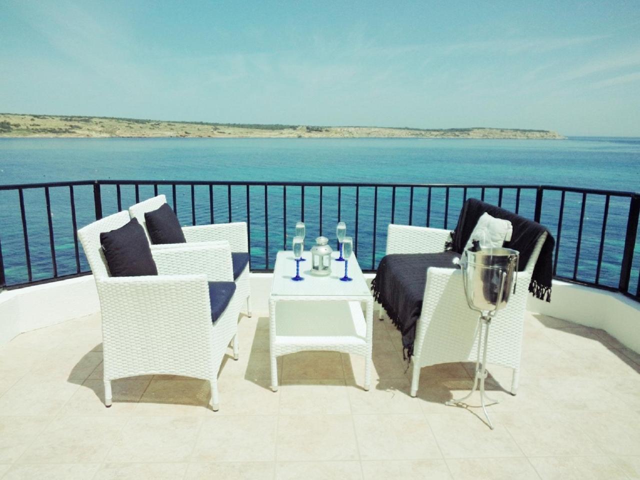 Seafront Apartment Terrace, Lounger & Panoramic Ocean Views