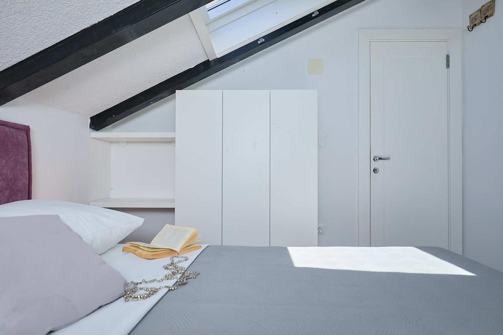 Hedera Estate, Hedera A42 1